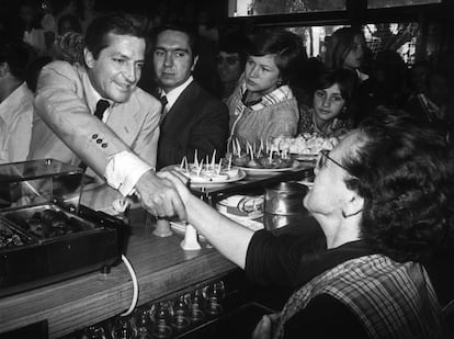 El presidente del Gobierno, Adolfo Suárez, saluda a la propietaria del bar Talín, en su pueblo natal, Cebreros (Ávila), el 9 de junio de 1977.