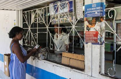Una mujer compra en una tienda de La Habana el pasado miñercoles.