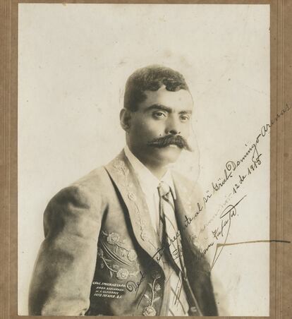 Emiliano Zapata firma en 1915 la foto que le habían hecho en diciembre de 1914, tras desfilar triunfalmente en Ciudad de México con Pancho Villa a su lado. Era un regalo a uno de sus generales