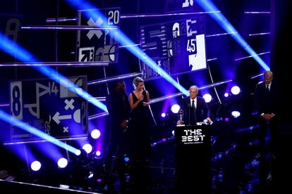 El seleccionador francés Didier Deschamps ofrece un discurso tras recibir el premio a mejor entrenador.