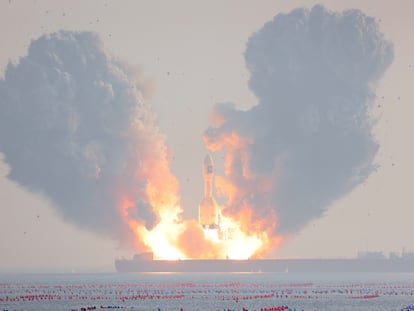 El cohete Gravedad-1, desarrollado por la empresa china Orienspace, despega de un barco frente a la costa de Haiyang, provincia de Shandong.