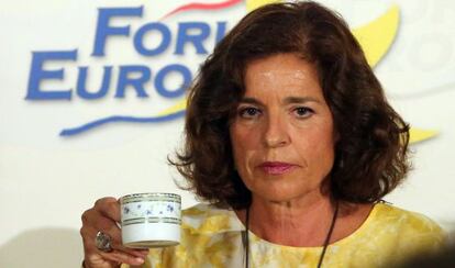 Ana Botella tomándose un café en un desayuno en septiembre de 2013.