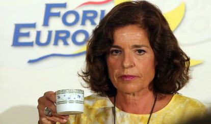 Ana Botella tom&aacute;ndose un caf&eacute; en un desayuno en septiembre de 2013. 