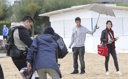 Bárbara Goenaga participa en la playa de Ondarreta, en San Sebastián, en el rodaje del corto 'El punto ciego'.