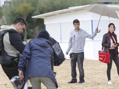 Bárbara Goenaga participa en la playa de Ondarreta, en San Sebastián, en el rodaje del corto 'El punto ciego'.