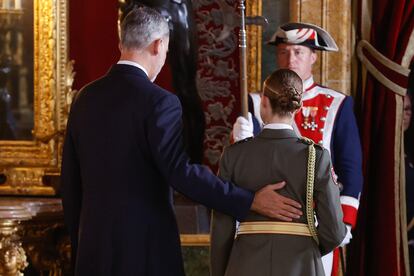 El Rey Felipe VI junto a la princesa Leonor este jueves, durante la recepción oficial después del desfile del Día de la Fiesta Nacional, el Palacio Real en Madrid.
