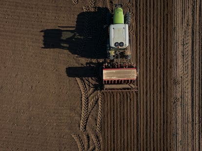 Vista zenital d’un tractor passant la segadora en un camp de secà a l’Alt Empordà