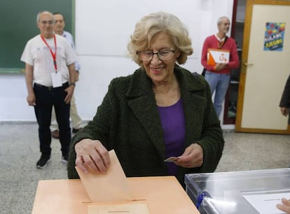 La alcaldesa de Madrid Manuela Carmena, ha votado en la mesa electoral en el colegio electoral del IES Conde de Orgaz. "Siempre que hay elecciones, cualquier demócrata se siente muy satisfecho", ha dicho