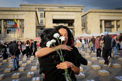 Familiares de líderes y lideresas firmantes de paz asesinados, durante un acto de conmemoración de sus familiares en Bogotá, este 20 de febrero.