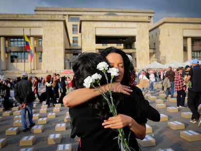 Un acto de conmemoración de líderes sociales, activistas y firmantes de paz que fueron asesinados, en Bogotá, el 20 de febrero.