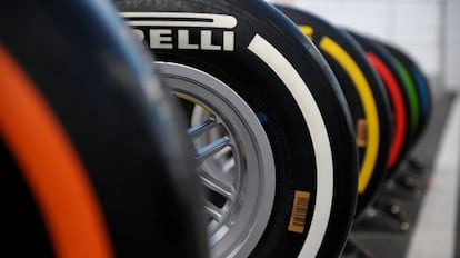 Neumáticos de Pirelli alineados, en una foto de archivo.