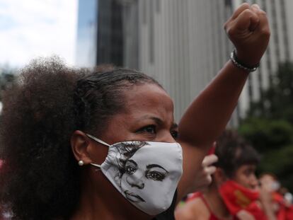 Manifestante usa máscara com o rosto de Marielle Franco em protesto contra o presidente Jair Bolsonaro em São Paulo.