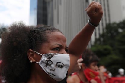 Manifestante usa máscara com o rosto de Marielle Franco em protesto contra o presidente Jair Bolsonaro em São Paulo.