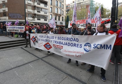 Concentración frente a los juzgados por el primer juicio por uno de los trabajadores de Metro de Madrid, J.M.R., fallecido por haber manipulado amianto en la empresa durante años.
©Jaime Villanueva