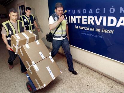 Registro policial en la sede de Intervida en 2007.