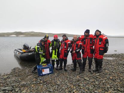 El equipo de Bravoseis, tras recoger en la isla Rey Jorge una estación sísmica.