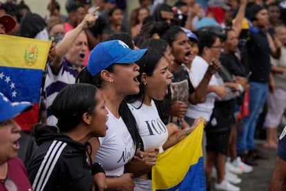 Ciudadanos protestan en Caracas tras los resultados electorales, este lunes.