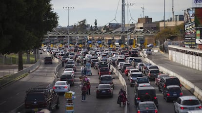 Carros esperando para entrar nos EUA na cidade de Tijuana.