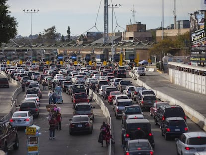 Carros esperando para entrar nos EUA na cidade de Tijuana.