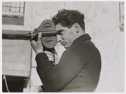 Robert Capa, en el frente en Segovia, en una de sus imágenes más difundidas.