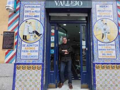 Carlos Vallejo, peluquero y nieto del fundador de la peluquería centenaria Vallejo, en el barrio de Lavapiés.