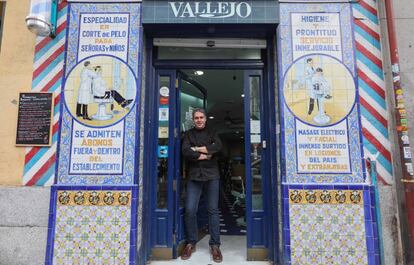 Carlos Vallejo, peluquero y nieto del fundador de la peluquería centenaria Vallejo, en el barrio de Lavapiés.