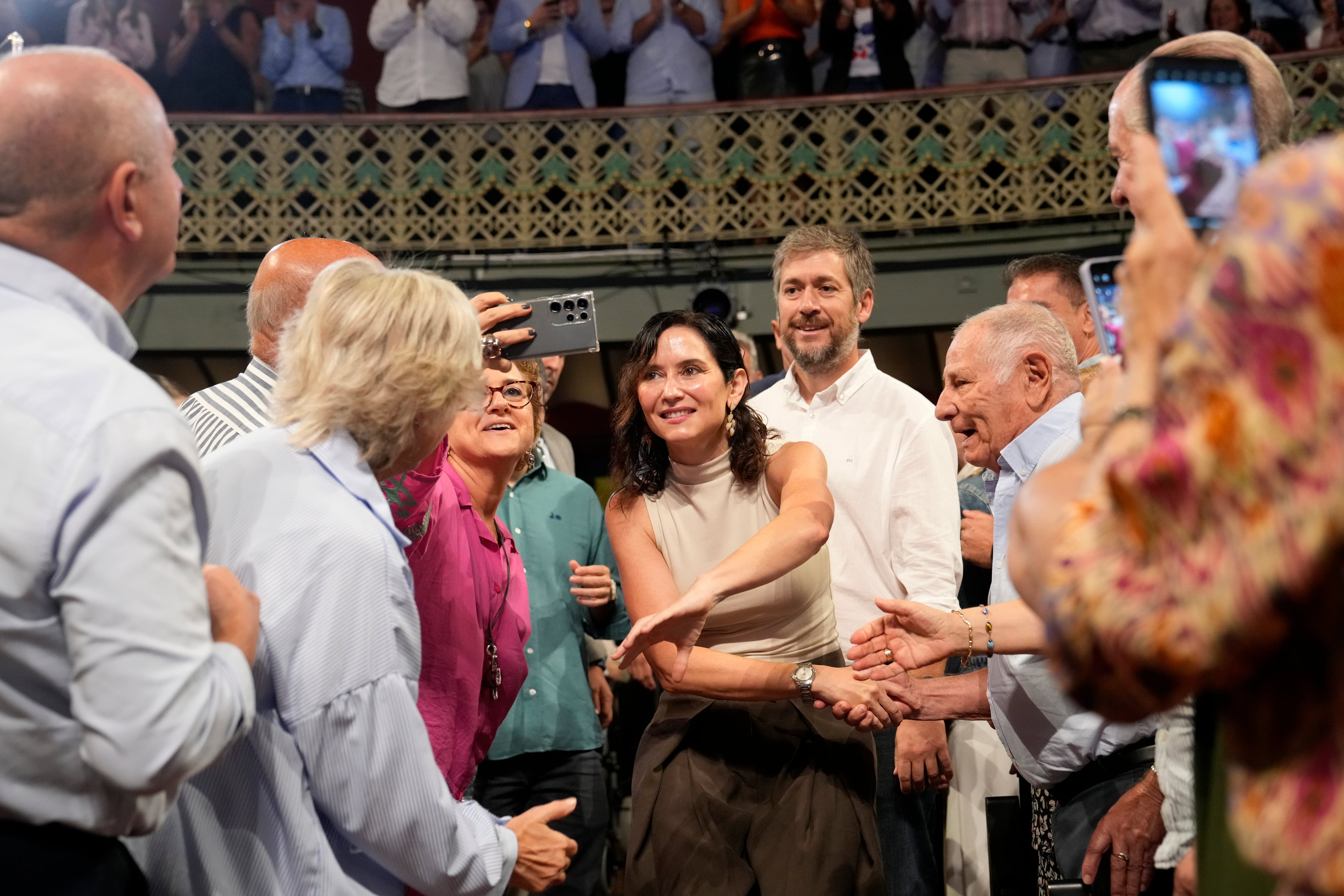 La presidenta de la Comunidad de Madrid, Isabel Díaz Ayuso, a su llegada al Teatro Circo de Murcia, este domingo. 