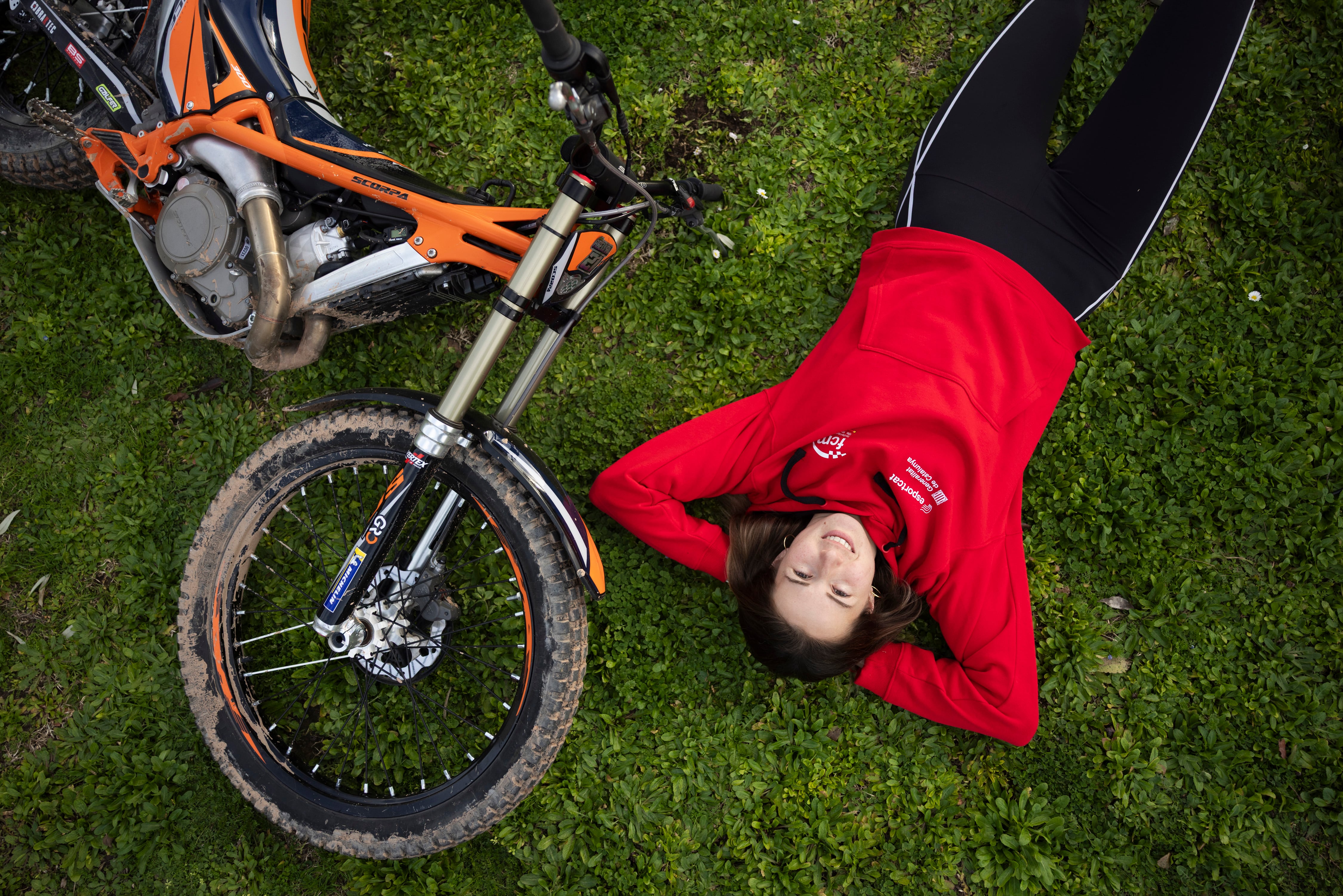 Berta Abellán, con una de sus motos. 