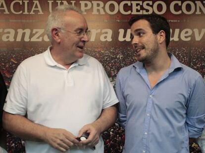 Cayo Lara (esquerra) i Alberto Garzón en un acte d'Esquerra Unida, al juliol.