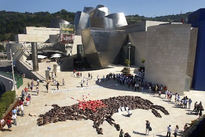 El mismo día en que un grupo de personas contrarias a las corridas se manifestaba ante el museo Guggenheim de la capital de Vizcaina, en muchas localidades de España continuaban las celebraciones con encierros típicos en época de verano. En la imagen, activistas antitaurinos protestan en Bilbao formando un toro con cuerpos humanos.