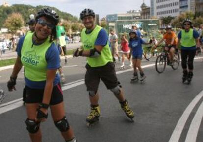 Ciclistas y patinadores recorren el centro donostiarra junto a los jardines de Alderdi Eder.