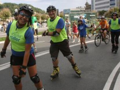 Ciclistas y patinadores recorren el centro donostiarra junto a los jardines de Alderdi Eder.