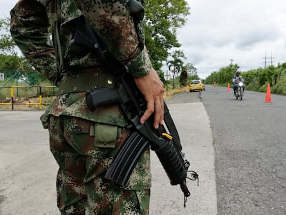 Un soldado del Ejército colombiano vigila una carretera, en una imagen de archivo.