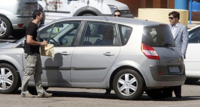 Miembros de la Polic&iacute;a Cient&iacute;fica salen de la c&aacute;rcel de Alcolea tras tomar muestras de ADN a Bret&oacute;n. 