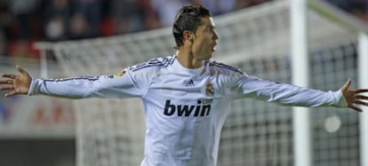 Cristiano celebra un gol al Mallorca el 6 de mayo de 2010./AFP