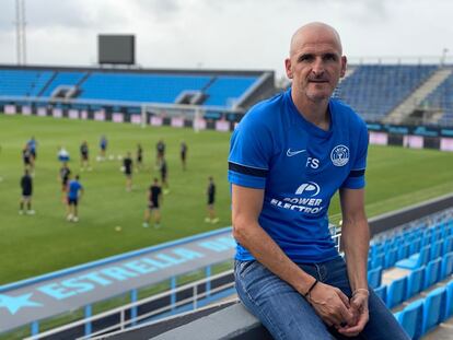 El director deportivo de la UD Ibiza, Fernando Soriano, en el estadio de Can Misses durante un entrenamiento del equipo.