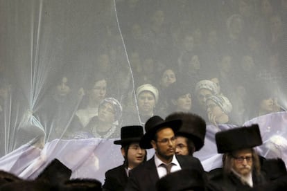 Un grupo de jud&iacute;os ultraortodoxos reza en Netanya, Israel.