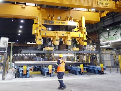 Un técnico, con vigas de acero, en las instalaciones de Sidenor.