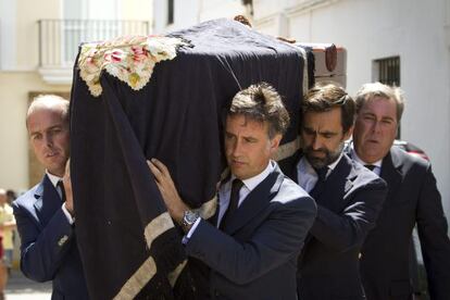 Varios hijos del fundador de Rumasa , José María Ruiz Mateos, introducen en la iglesia de Rota el féretro con los restos del empresario.