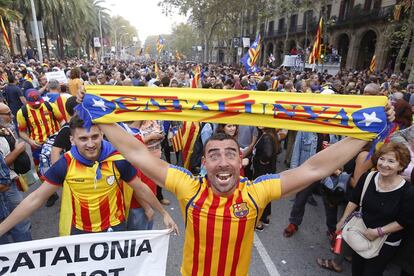 Ambiente en las calles tras de la votación de la independencia en el Parlament.