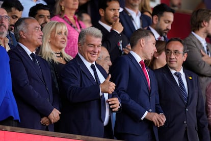 El presidente del Girona, Delfí Geli (c-d), habla con el presidente del Barcelona, Joan Laporta (c-i), este domingo, durante el partido de la 5a jornada de LaLiga EA Sports en Montilivi.