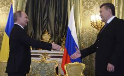 El presidente ruso, Vladímir Putin (i), estrecha la mano de su homólogo ucraniano, Víktor Yanukóvich, en el Gran Palacio del Kremlin de Moscú.