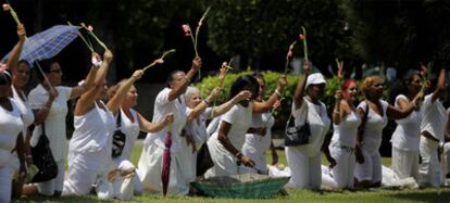 Miembros de las Damas de Blanco se manifiestan en La Habana por la liberación de los presos políticos cubanos.