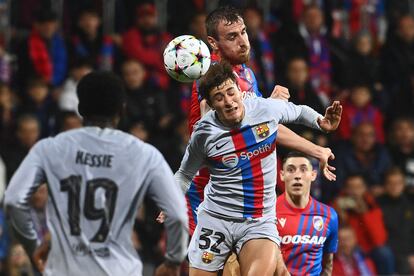 Pablo Torre cabecea el balón ante Chory en el partido entre el Barcelona y el Viktoria Plzen este martes.