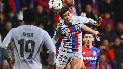 Pablo Torre cabecea el balón ante Chory en el partido entre el Barcelona y el Viktoria Plzen este martes.
