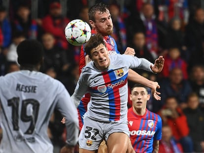 Pablo Torre cabecea el balón ante Chory en el partido entre el Barcelona y el Viktoria Plzen este martes.