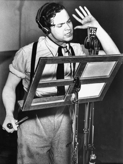 Orson Welles consiguió fama instantánea después de la adaptación para radio de 'La guerra de los mundos' del Mercury Theatre. Esta mítica fotografía lo muestra durante la emición del programa, en octubre de 1938 en la CBS.