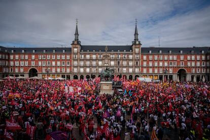 Miles de participantes en la manifestación convocada este jueves en Madrid por los sindicatos UGT y CC OO.