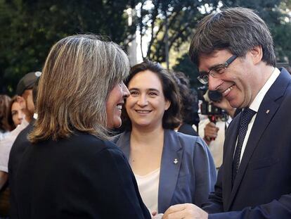 N&uacute;ria Mar&iacute;n y Ada Colau, junto a Carles Puigdemont.