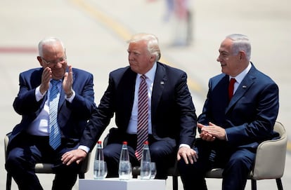 El primer ministro israelí Benjamin Netanyahu (dcha.) y el presidente de Israel Reuven Rivlin (izda.) aplauden al presidente estadounidense Donald Trump tras su intervención a su llegada al aeropuerto internacional Ben Gurion de Tel Aviv.